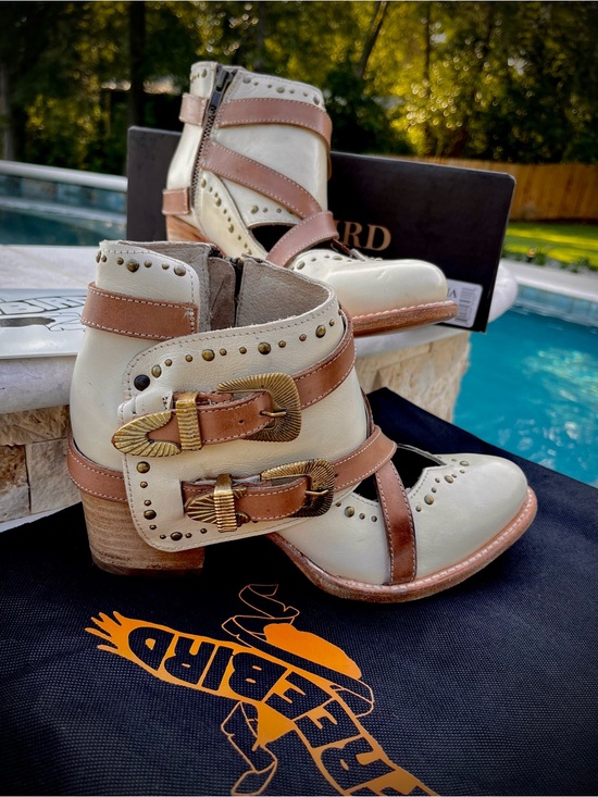 Freebird /Samantha Shoes - NWT Freebird Cream & Tan Leather Buckle Ankle Booties with Gold-Tone Hardware